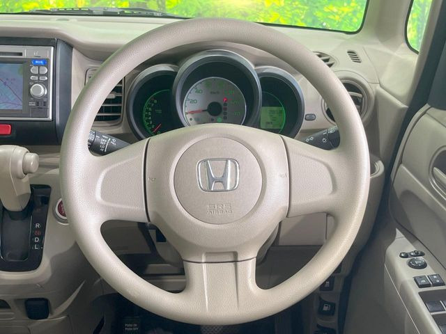 �C���e���A�ɍ��킹���f�U�C���̃X�e�A�����O�́A�^�]�������̂��Ƃ��l���A�^�]���₷���`��A�傫���ł��B�����x�A���ۂɐG���Ă��m���߂��������B