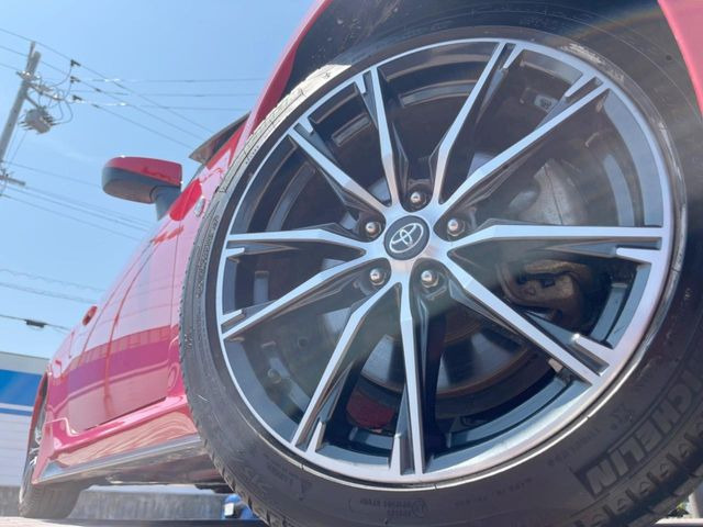 【純正17インチアルミホイール】外観にマッチした純正アルミホイールを装着しております。各種社外アルミホイールや、スタッドレスタイヤも取扱いしております。是非ご相談ください♪