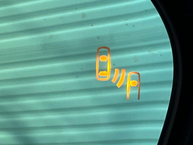 【ブラインドスポットモニター】走行中、ドアミラーの死角になりやすい箇所に後続車が接近するとサイドミラーのレンズに警告を表示!ドライバーに注意喚起をしてくれます。