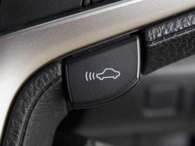 衝突回避支援型プリクラッシュセーフティシステム 前方に出現した障害物に対し警報を発し、ドライバーに警告。同時にブレーキアシストにより衝突回避と速度を軽減します。