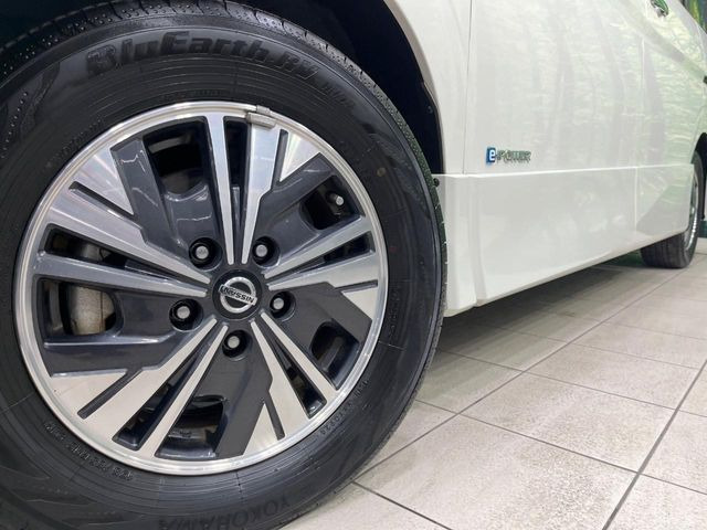 �y����15�C���`�A���~�z�C�[���z�O�ςɃ}�b�`���������A���~�z�C�[���𑕒����Ă���܂��B�e��ЊO�A���~�z�C�[����A�X�^�b�h���X�^�C�����戵�����Ă���܂��B���񂲑��k������