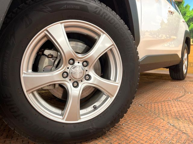 【純正17インチアルミホイール】外観にマッチした純正アルミホイールを装着しております。各種社外アルミホイールや、スタッドレスタイヤも取扱いしております。是非ご相談ください♪