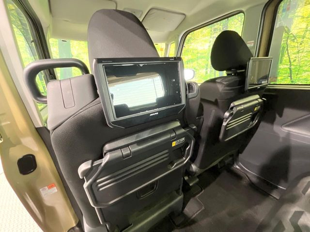 �y�����G���^�[�e�C�������g�V�X�e���z��Ȃɂ�����̕����喞���́A�l�C���[�J�[�I�v�V�����𑕔��B��p�̉����V�X�e���ƁA���ʂ̃��j�^�[�ňړ�����DVD�������y���݂��������܂��B