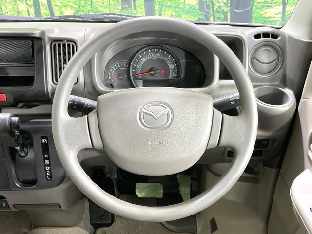 �C���e���A�ɍ��킹���f�U�C���̃X�e�A�����O�́A�^�]�������̂��Ƃ��l���A�^�]���₷���`��A�傫���ł��B�����x�A���ۂɐG���Ă��m���߂��������B