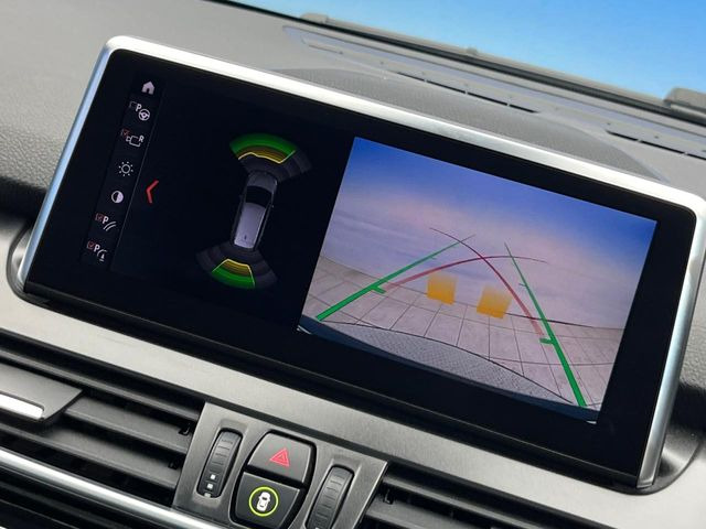 ●パノラミックビューモニター:専用のカメラにより、上から見下ろしたような視点で360度クルマの周囲を確認することができます☆死角部分も確認しやすく、狭い場所での切り返しや駐車もスムーズに行えます。