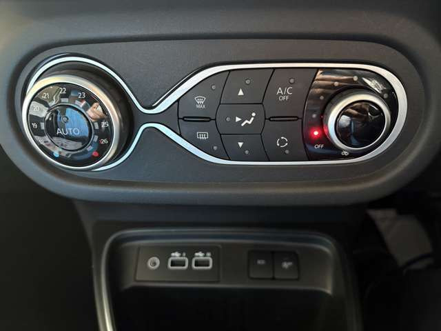 �I�[�g�G�A�R���AUSB�W���b�N��2���t���Ă��܂��B