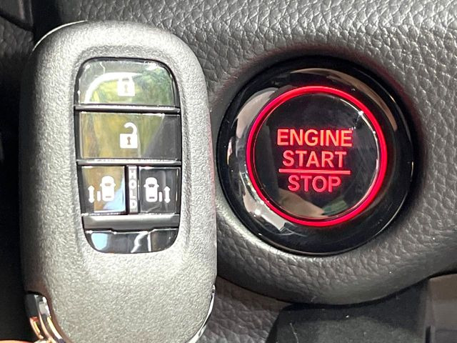 【Hondaスマートキー】カバンやポケットに入れたままでもドアの施錠・解錠が可能なスマートキーを装備。エンジンのオン・オフ時もカギを取り出す必要が無いからとっても便利です♪