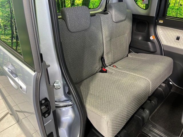 後部座席も気になるようなキズ・汚れやへたり等、大きなダメージはなく、良好な状態です。