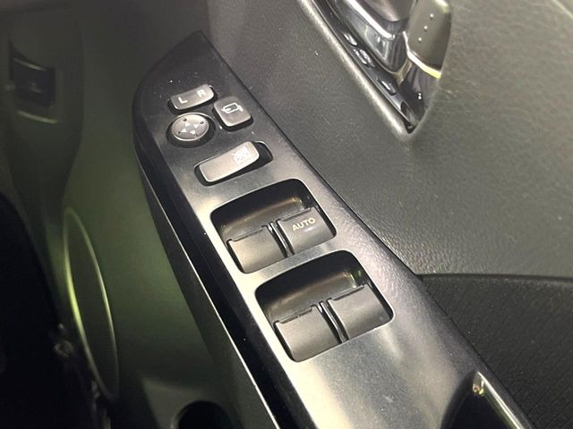 【電動格納ミラー】サイドミラーは電動格納式となっており、狭い駐車場でもキズがつくリスクを抑えられます。