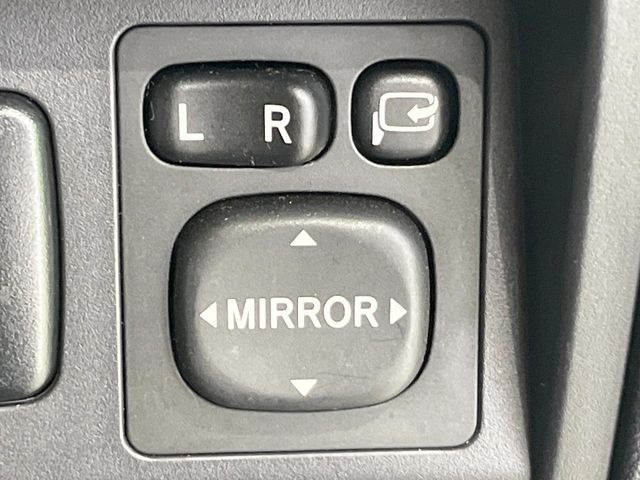 【電動格納ミラー】サイドミラーは電動格納式となっており、狭い駐車場でもキズがつくリスクを抑えられます。