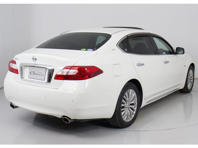 個性的なリアビューで御座います。精悍な佇まいは高級車ならではです。