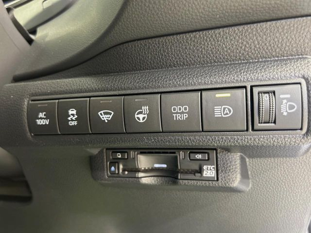 【ステアリングヒーター】冬場に冷たくなりやすい革巻きステアリングを、スイッチ一つで素早く適温に!エアコンよりも早く温まってくれるので、寒い日の運転も快適になりますね♪