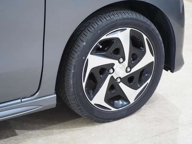 タイヤのホイールの細かいところまでキレイいにしてからお渡しします!