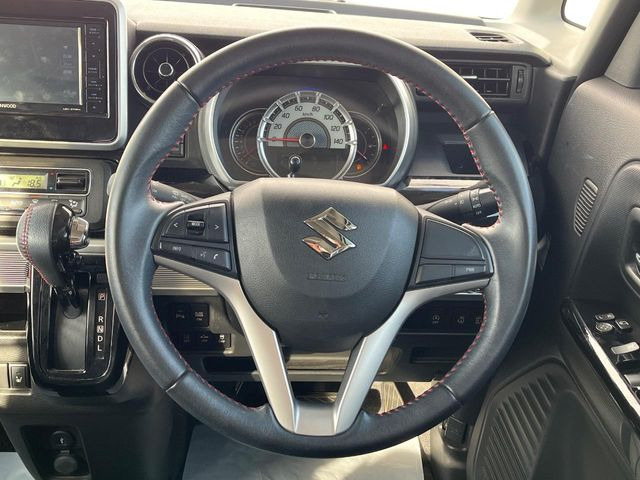 �C���e���A�ɍ��킹���f�U�C���̃X�e�A�����O�́A�^�]�������̂��Ƃ��l���A�^�]���₷���`��A�傫���ł��B�����x�A���ۂɐG���Ă��m���߂��������B