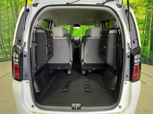 ���i�̂���������ʋ΁A���}���ɏ\���ȉ׎��X�y�[�X���m�ۂ��Ă���܂��B�Z�J���h�V�[�g��|���ƁA�傫�ȉו��̐ύڂ��\�ł���