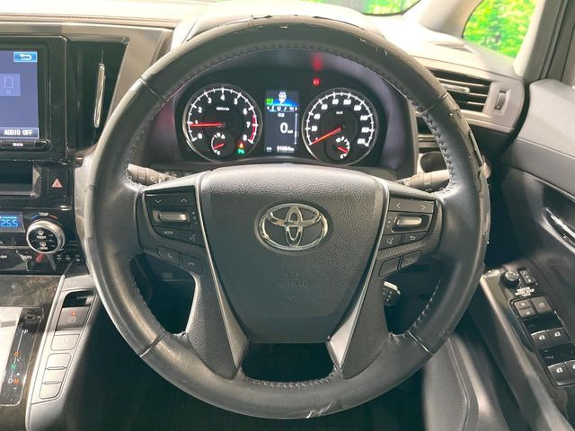 �C���e���A�ɍ��킹���f�U�C���̃X�e�A�����O�́A�^�]�������̂��Ƃ��l���A�^�]���₷���`��A�傫���ł��B�����x�A���ۂɐG���Ă��m���߂��������B