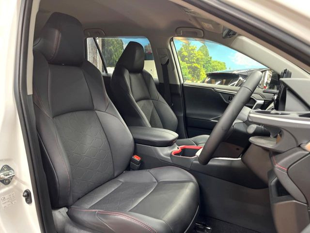 【合皮レザーシート】汚れのふき取りが容易でメンテナンスもが簡単な、機能性に優れる合成皮革を採用した上質なシートです。座り心地もよく、高級感あふれる心地良い車内空間を演出してくれます。