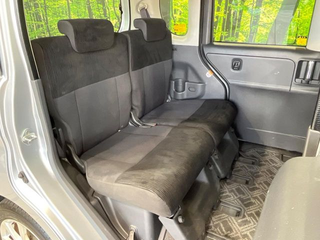 後部座席も気になるようなキズ・汚れやへたり等、大きなダメージはなく、良好な状態です。
