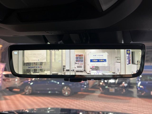 【スマートリヤビューミラー】後席の大きな荷物や同乗者で後方が確認しづらい時でも安心!カメラが撮影した車両後方の映像をルームミラー内に表示。クリアな視界で状況の確認が可能です!