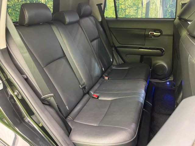 広々とした2列目シートは居住性が高く、居心地も快適!友達や家族とのお出かけにぴったりです。ベビーシートやチャイルドシート使用時も快適にお過ごしいただける十分な空間を確保しています。