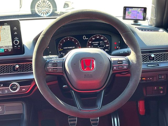 �y�X�G�[�h�X�e�A�����O�z����ɂ����f�ނ��̗p����A�O���b�v���\�ɗD�ꂽ�X�e�A�����O�ł��B�n���h�����O���̑��쐫�����サ�A���S�E���S�ȑ��s�ɍv�����܂��B���������ӂ�錩���ڂ������ł��ˁ�