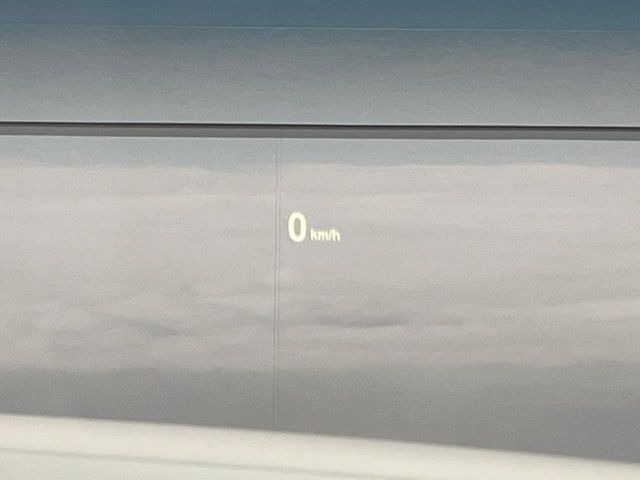 ●ヘッドアップディスプレイ:現在の速度や走行情報をデジタル表示で運転席前方のガラスに投影!運転中、視線をずらさず必要な情報を確認できるのでとっても便利で安心!