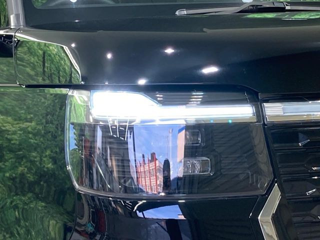 【LEDヘッドライト】悪天候や夜間走行時も良好な視界を確保し安心して運転できる高輝度LEDヘッドライトを装備!点灯速度が早く、消費電力も抑えられています。