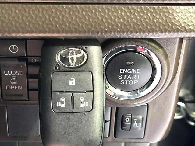 【スマートキー】カバンやポケットに入れたままでもドアの施錠・解錠が可能なスマートキーを装備。エンジンのオン・オフ時もカギを取り出す必要が無いからとっても便利です♪