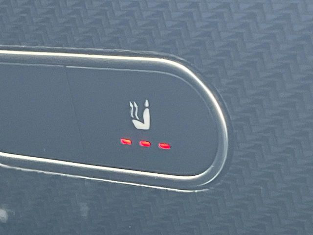●フロントシートヒーティング:運転席・助手席共に三段階で調節が可能なシートヒーターを装備しております。季節を問わず快適にご使用いただけます。