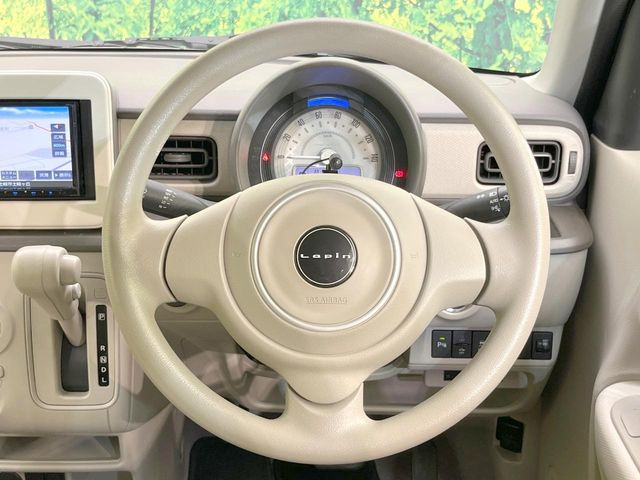 �C���e���A�ɍ��킹���f�U�C���̃X�e�A�����O�́A�^�]�������̂��Ƃ��l���A�^�]���₷���`��A�傫���ł��B�����x�A���ۂɐG���Ă��m���߂��������B