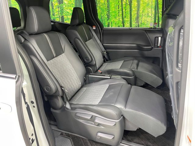 後部座席も気になるようなキズ・汚れやへたり等、大きなダメージはなく、良好な状態です。