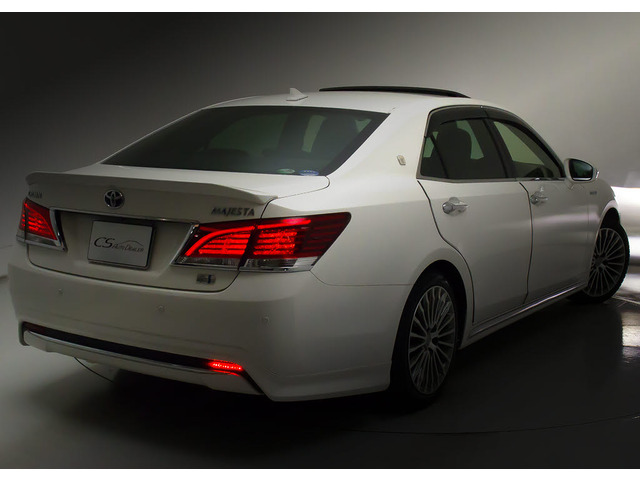 個性的なリアビューで御座います。精悍な佇まいは高級車ならではです。