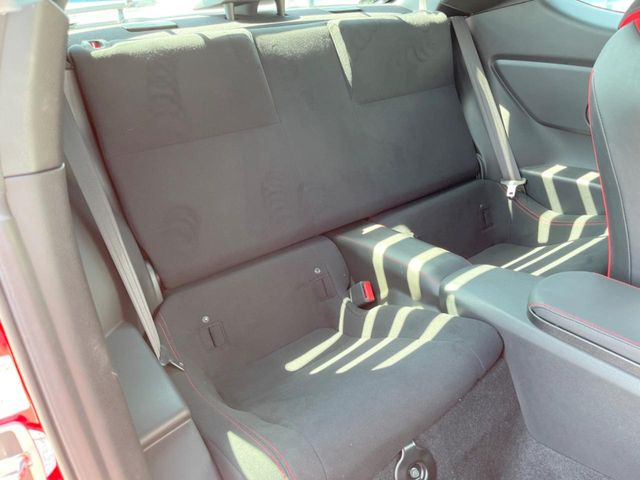 後部座席も気になるようなキズ・汚れやへたり等、大きなダメージはなく、良好な状態です。