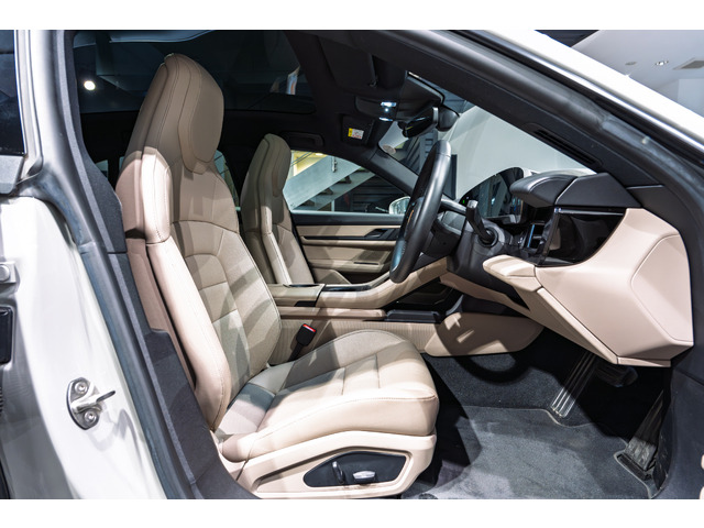 タイカンクロスツーリスモ4 4シート 4WD