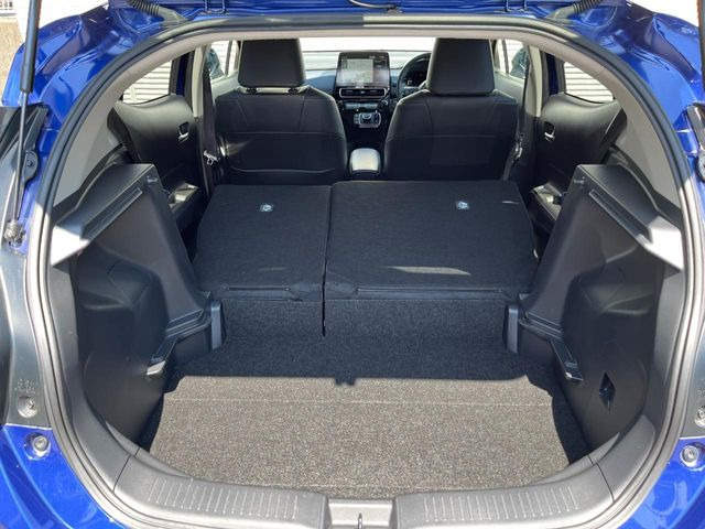 ���i�̂���������ʋ΁A���}���ɏ\���ȉ׎��X�y�[�X���m�ۂ��Ă���܂��B�Z�J���h�V�[�g��|���ƁA�傫�ȉו��̐ύڂ��\�ł���