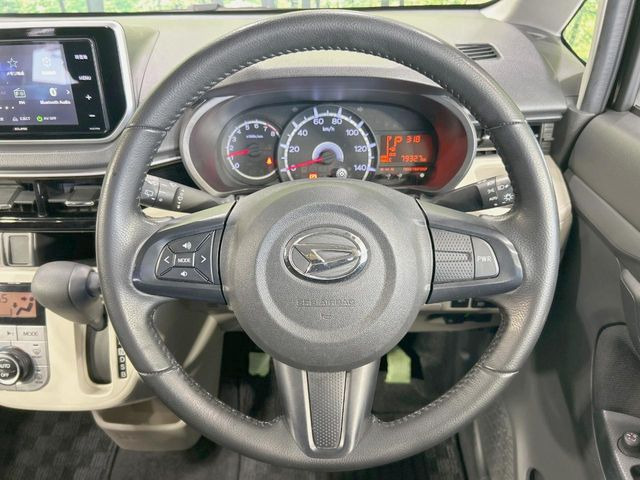 �C���e���A�ɍ��킹���f�U�C���̃X�e�A�����O�́A�^�]�������̂��Ƃ��l���A�^�]���₷���`��A�傫���ł��B�����x�A���ۂɐG���Ă��m���߂��������B