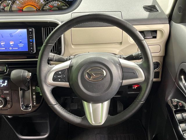 �C���e���A�ɍ��킹���f�U�C���̃X�e�A�����O�́A�^�]�������̂��Ƃ��l���A�^�]���₷���`��A�傫���ł��B�����x�A���ۂɐG���Ă��m���߂��������B