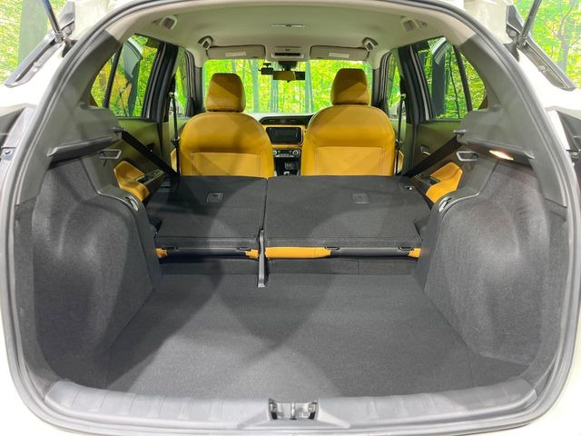 ラゲッジルームは、大容量のスペースを確保。普段のお買い物からレジャーまで、幅広く活躍してくれます!また、リアシートを倒すことでバリエーション豊かにお使いいただけます。