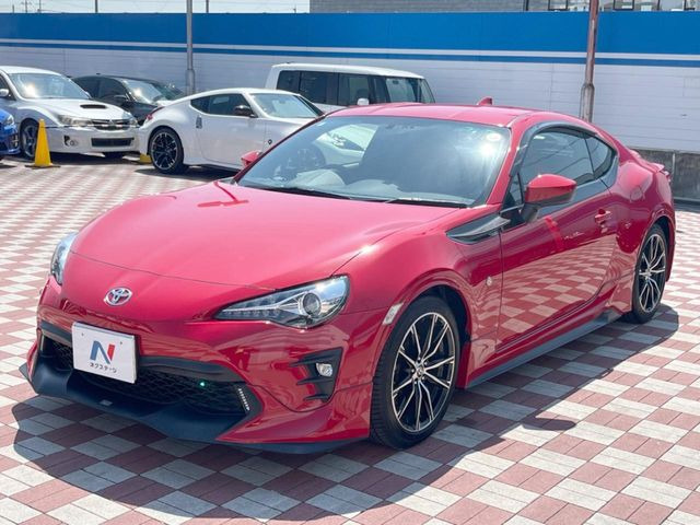 高透明度のガラス皮膜で撥水はもちろん、上質なツヤ・光沢を実現。紫外線や酸性雨から大切な愛車を保護し、色あせ・劣化を防止。「弾スプラッシュコート」、「弾プリミッサコート」からお選びいただけます。