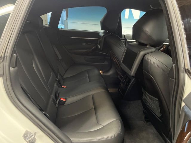 ●後部座席も気になるようなキズ・汚れやへたり等、大きなダメージはなく、良好な状態です。