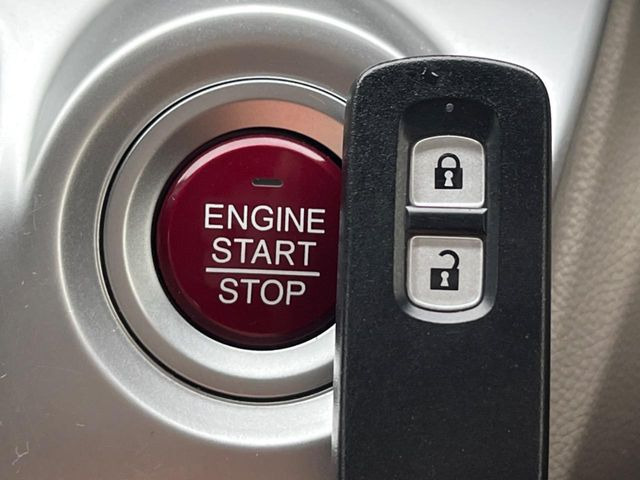 �yHonda�X�}�[�g�L�[�z�J�o����|�P�b�g�ɓ��ꂽ�܂܂ł��h�A�̎{���E�������\�ȃX�}�[�g�L�[�𑕔��B�G���W���̃I���E�I�t�����J�M�����o���K�v����������Ƃ��Ă��֗��ł���