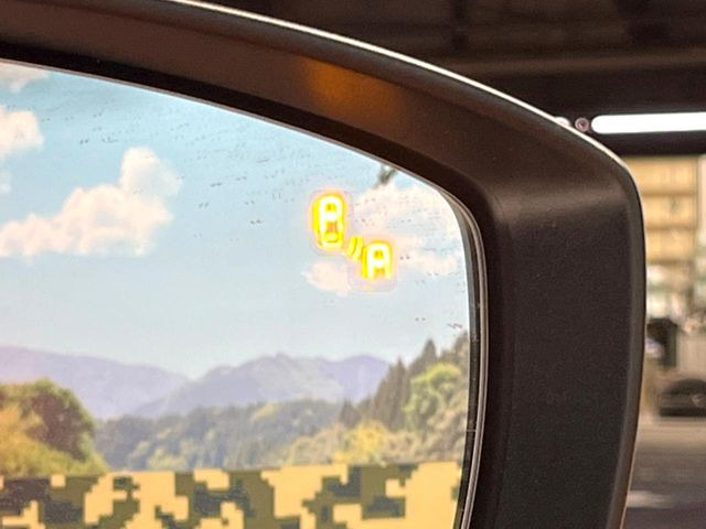 【ブラインドスポットモニタリング】走行中、ドアミラーの死角になりやすい箇所に後続車が接近するとサイドミラー付近に警告を表示、ドライバーに注意喚起をしてくれます。