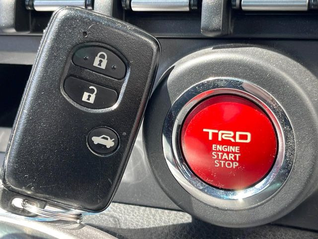 �y�X�}�[�g�L�[�z�J�o����|�P�b�g�ɓ��ꂽ�܂܂ł��h�A�̎{���E�������\�ȃX�}�[�g�L�[�𑕔��B�G���W���̃I���E�I�t�����J�M�����o���K�v����������Ƃ��Ă��֗��ł���