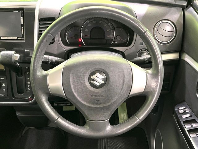 インテリアに合わせたデザインのステアリングは、運転される方のことも考え、運転しやすい形状、大きさです。是非一度、実際に触ってお確かめください。