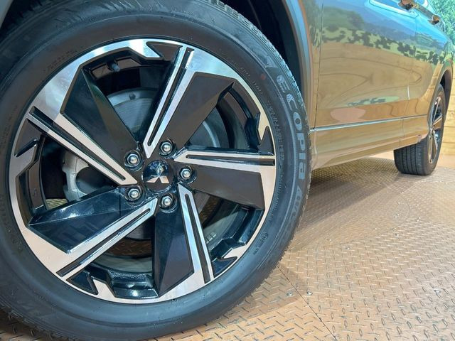 【純正18インチアルミホイール】外観にマッチした純正アルミホイールを装着しております。各種社外アルミホイールや、スタッドレスタイヤも取扱いしております。是非ご相談ください♪