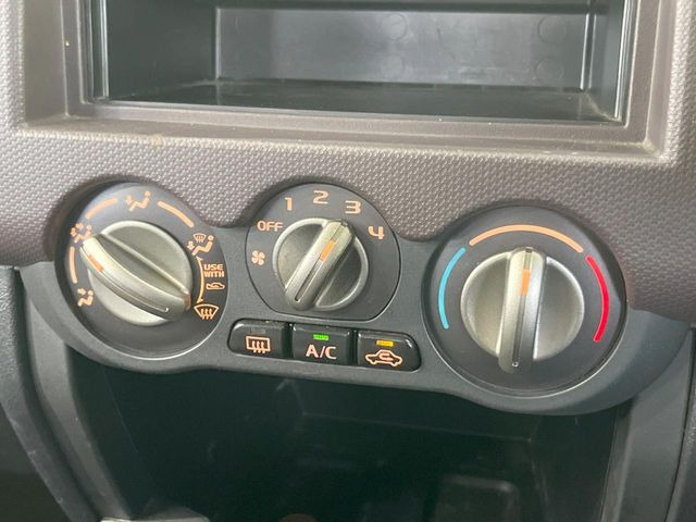 寒い冬も暑い夏も全席に快適な空調を届けてくれる、ダイヤル式エアコンを装備♪