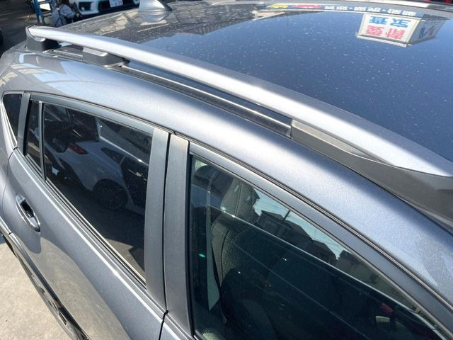 【ルーフレール】外観の魅力を引き立てるとともに、ウィンタースポーツや釣り、ロードバイク等で使う各種ギアを積むキャリア取り付けベースに!アクティブなカーライフを楽しむには必須の装備ですね!