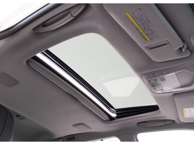 人気装備のサンルーフが付いています!上下チルトに前後スライド機能が付いていますので、様々なドライブシーンで活躍してくれます!!開放感ある車内空間は気持ちがいいですよ!是非体感してみて下さい!