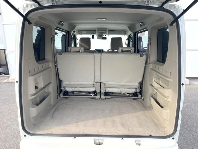 ���i�̂���������ʋ΁A���}���ɏ\���ȉ׎��X�y�[�X���m�ۂ��Ă���܂��B�Z�J���h�V�[�g��|���ƁA�傫�ȉו��̐ύڂ��\�ł���