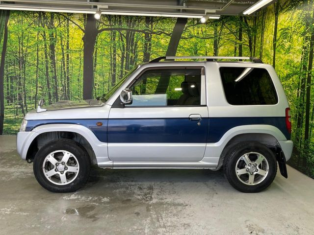 高透明度のガラス皮膜で撥水はもちろん、上質なツヤ・光沢を実現。紫外線や酸性雨から大切な愛車を保護し、色あせ・劣化を防止。「弾スプラッシュコート」、「弾プリミッサコート」からお選びいただけます。